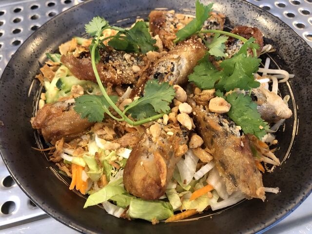 Bun Nem - Reisnudeln mit Salat und hausgemachten Frühlingsrollen 