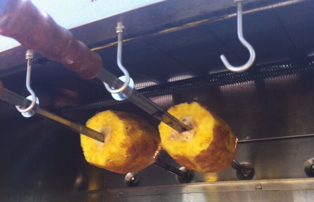 Ananas allo spiedo caramellata alla cannella...