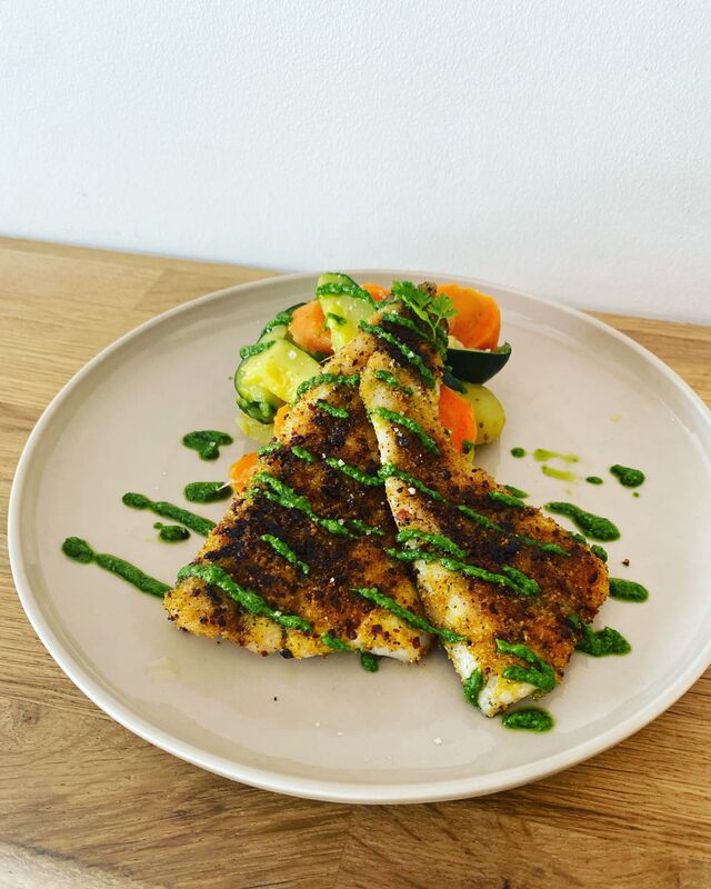 Filet de merlu en croute de chorizo et réduction au pesto 