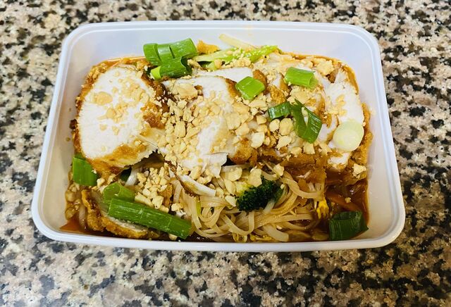 Phad Thai mit Gemüse und krossen Hähnchen 