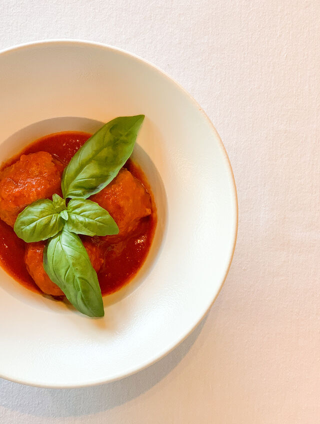 Boullettes de viande avec ragù traditionnelle napolitaine , cuite pour 8H .