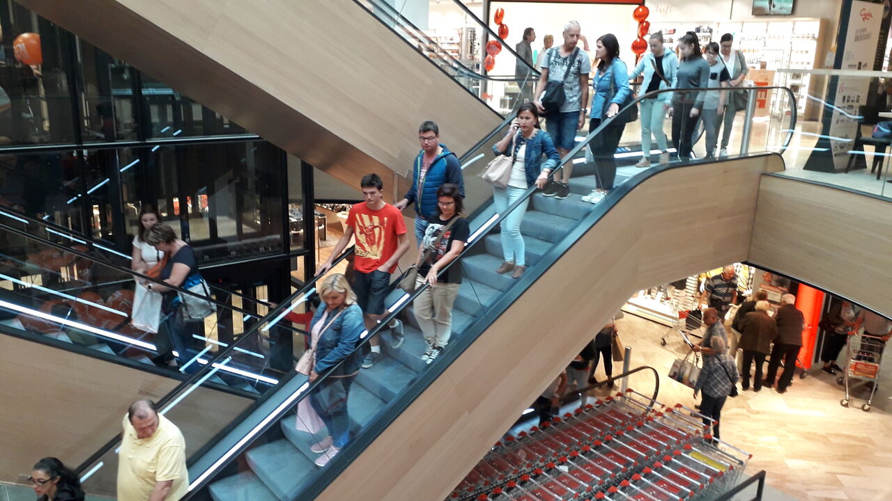 vieles NEU... auch die Rolltreppe! Reges TREIBEN, 5.9.19 - 1. Tag - CYTA NEU...