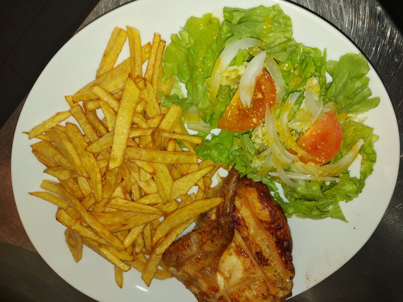 Assiette poulet frites maison