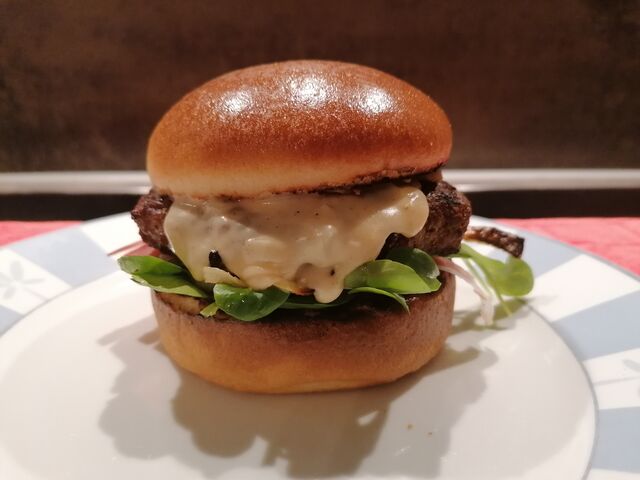 Eine unserer Burger-Kreationen. Immer zum selbst zusammenbauen an unserer Burger-Station.