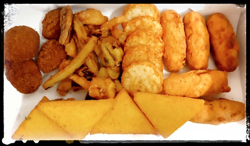 Mix di Jalapeños, verdurine, pepite di patate e cipolle, polentine e PANZAROTTI
