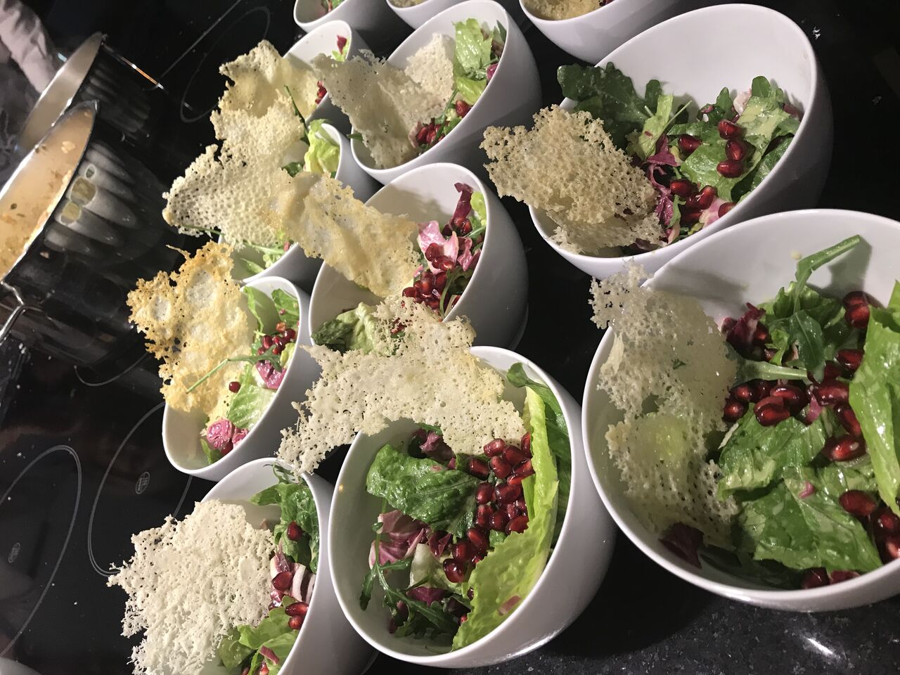 Bunter Salat mit Parmesanchip und Granatapfel 