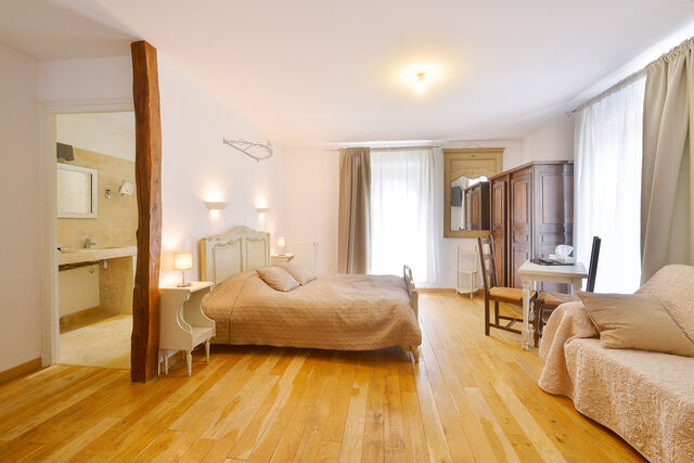 Chambre Double, 100 € / nuit, 15m² pour 2P, vue sur le jardin et salle de bain avec baignoire,, un canapé-lit pour 2 personnes.