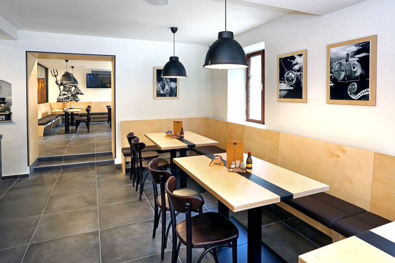Restaurace Neptun | hlavní a zadní část v přízemí