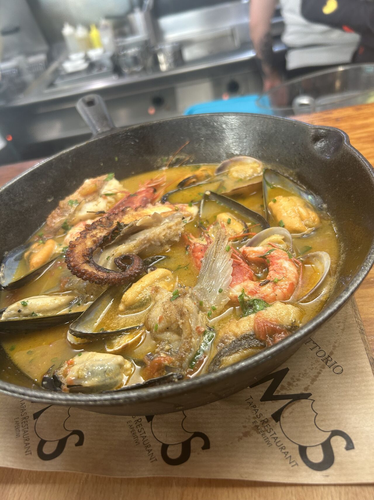 zuppa di pesce , crostacei e molluschi 