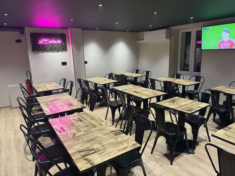 La salle principale avec ses tables et son ambiance design