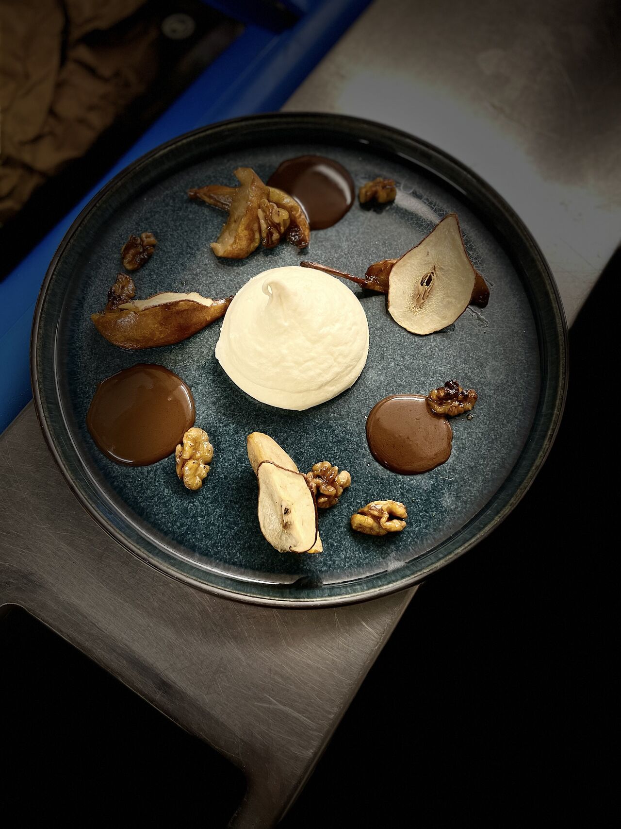 Pavlova à la poire et noix caramélisées