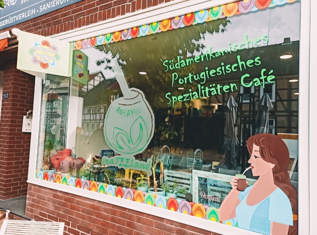 Wir haben weiterhin für dich geöffnet! Wir bieten zahlreiche Speisen und Getränke zum TAKE AWAY an, sowie ist unser MARKET offen