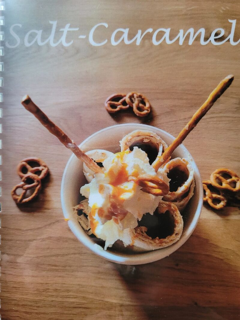 Voll im Trend und einzigartig sind unsere salzigen Ice-Rolls mit Caramel-Soße.