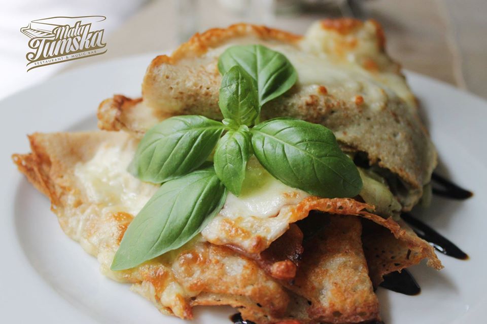 Naleśniki gryczane ze szpinakiem i ratatouille, zapieczone z mozzarella