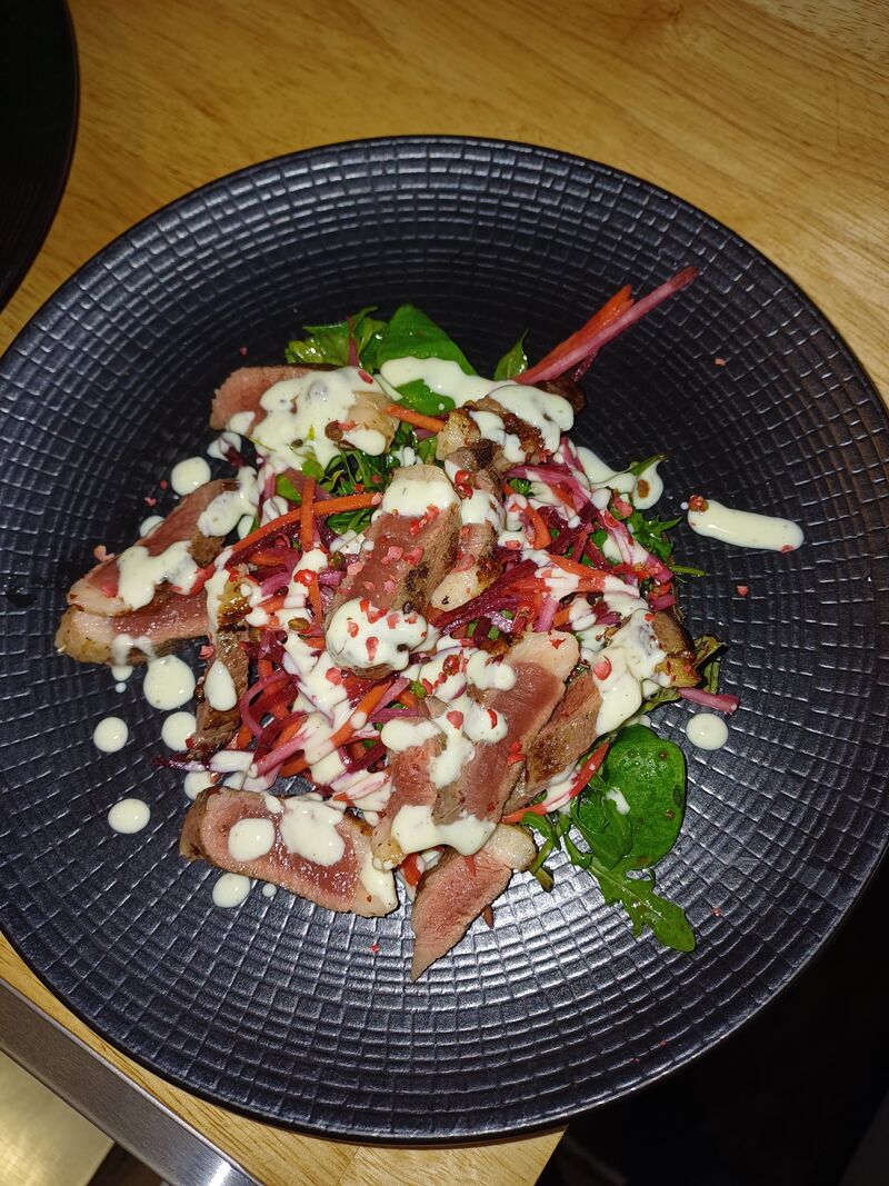 Crudités, fromage blanc épicé et filet de canette aux baies roses