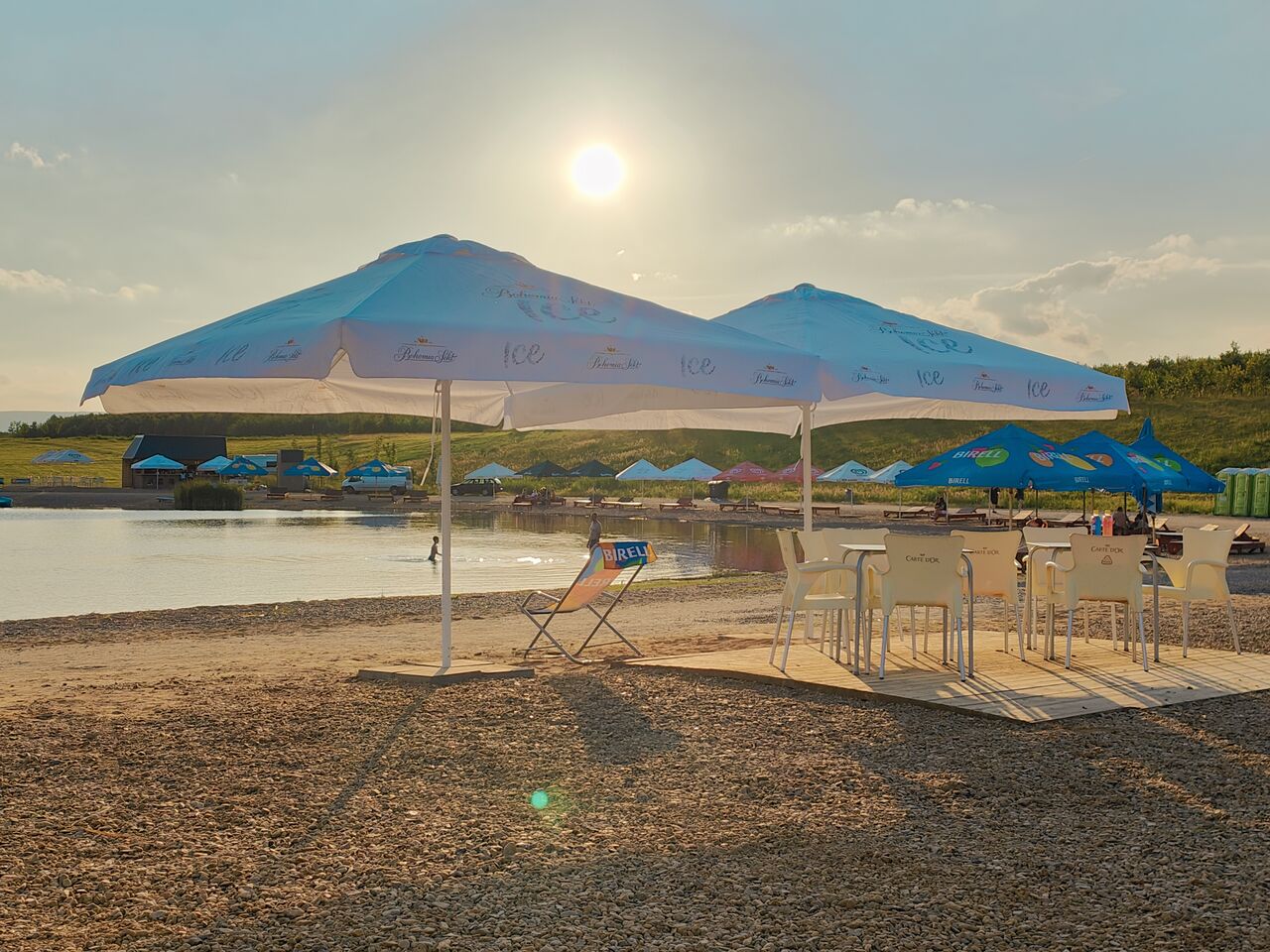 Vychutnej si západ slunce na našem druhém baru u vstupu na Hlavní pláž.