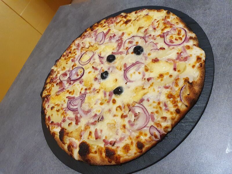 LA SAVOYARDE:
Base crème, pomme de terre, mozza, lardons, reblochon, oignons, olives.
