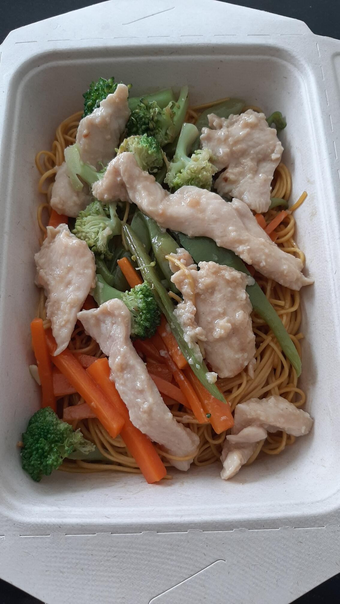 Plat : Nouilles sautées aux poulets et légumes de saison