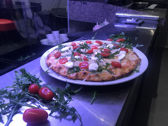 Pizza Caprese
mit Cherry-Tomaten Mozzarella
Ruccola und Parmesankäse 