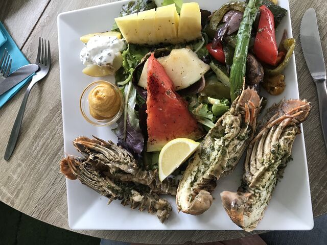 Cigales de mer accompagnées de legumes