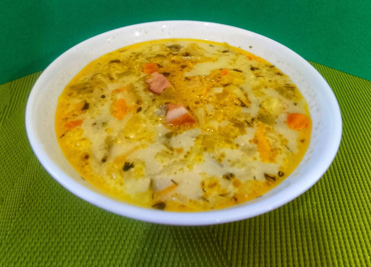 Ciorbă de salată verde cu afumătură