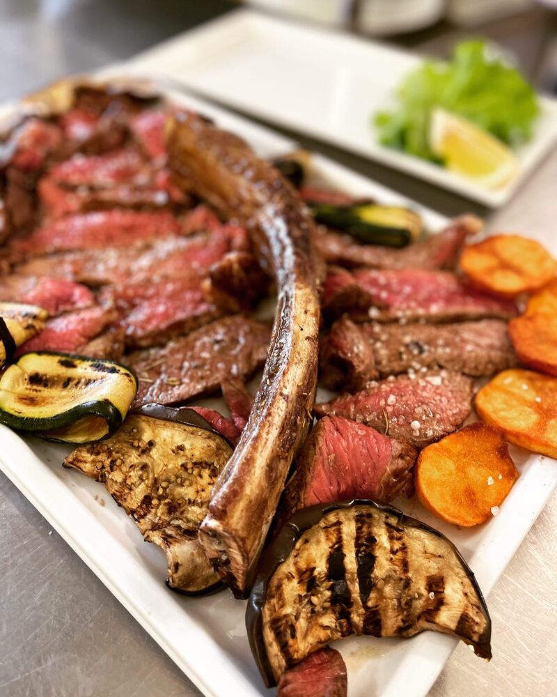 Tomahawk servito con verdure grigliate