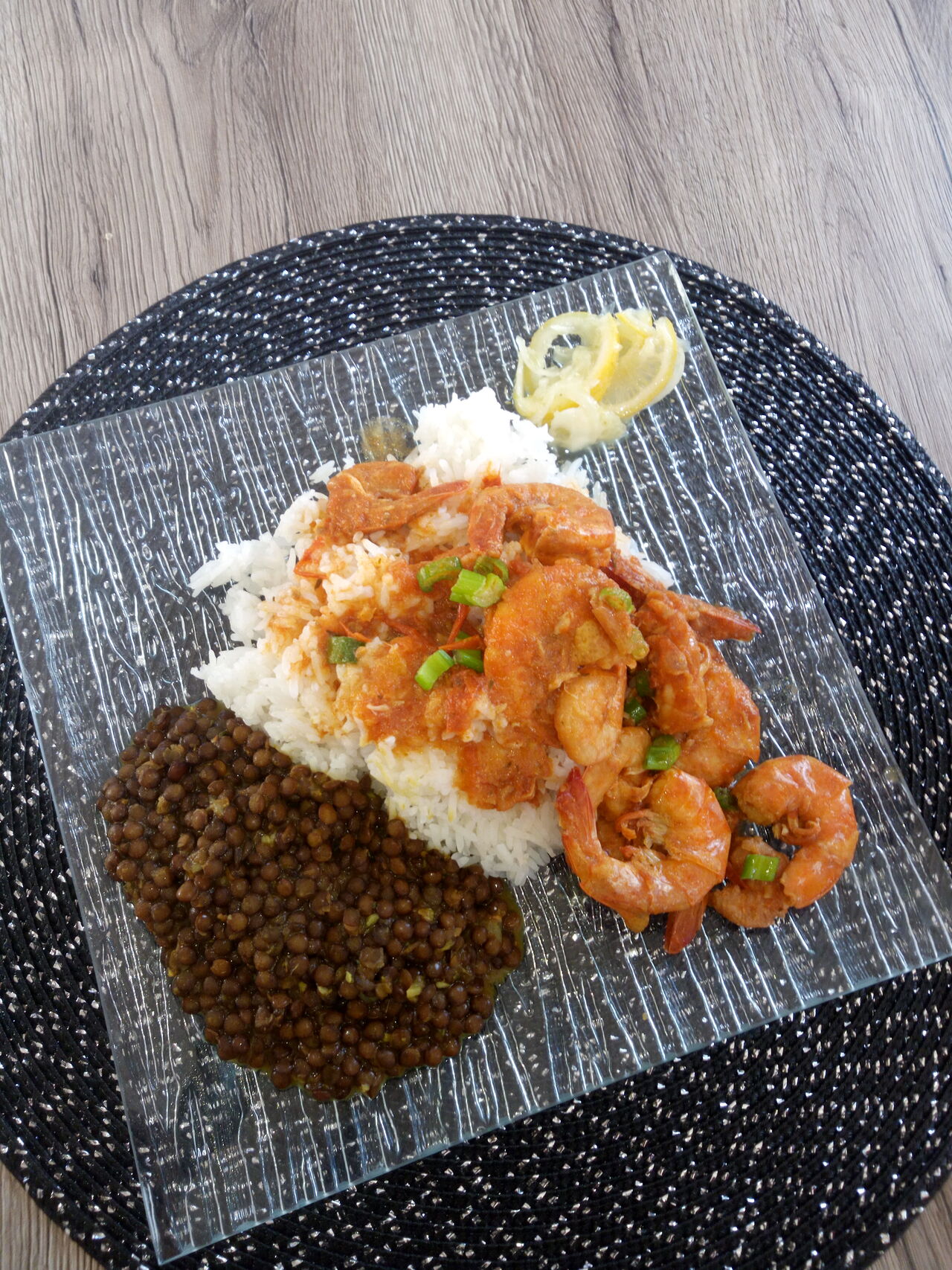 Cari CREVETTES accompagné de lentilles, du riz et un rougail citron