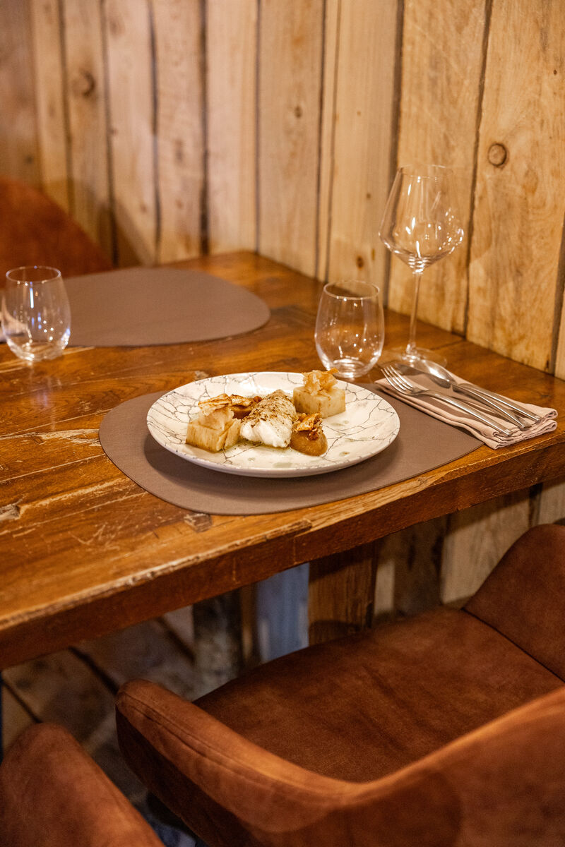 Le dos de cabillaud confit à l’huile de noix, Céleri en quatre façons, Condiment vinaigré