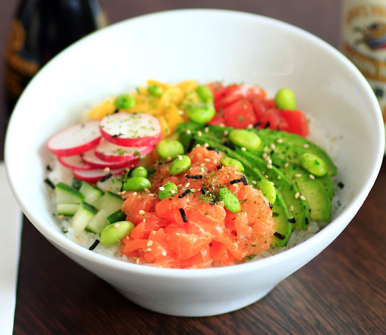Le POKE BOWL
Un mélange de saveur sur un lit de riz vinaigré