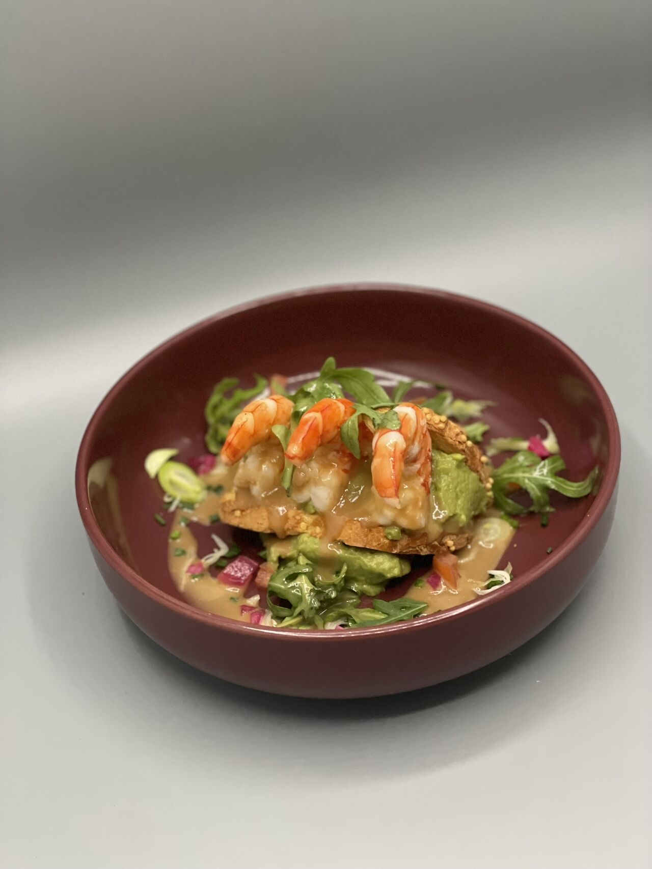 Le tacos au pain de maïs, guacamole et gambas rôties