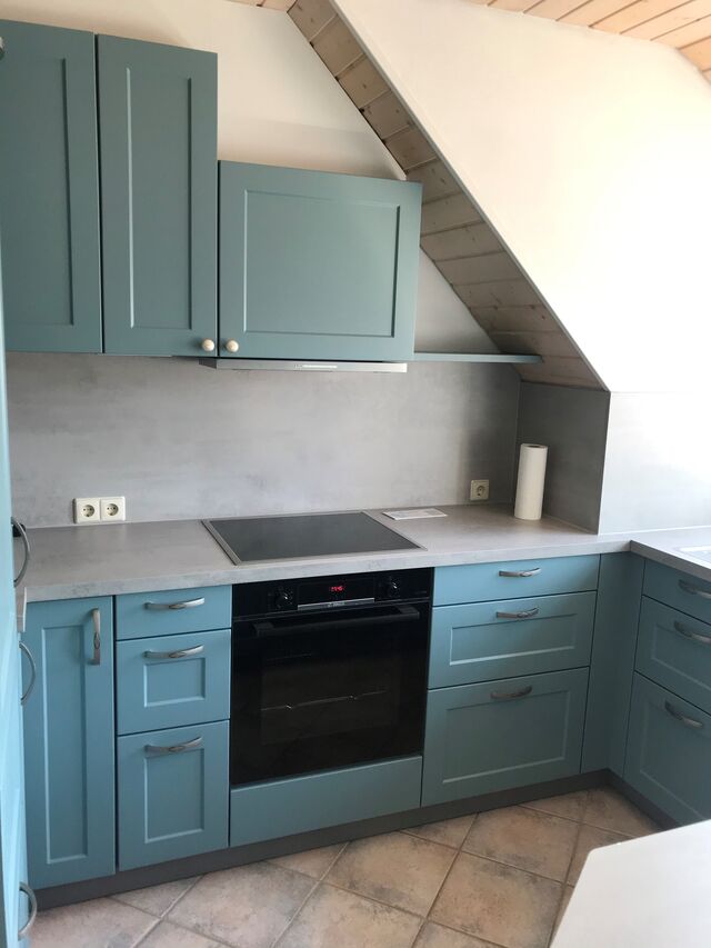 Küche mit Cerankochfeld, Backofen und Dunstabzug