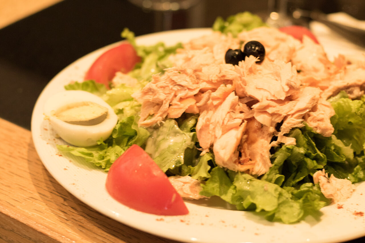 Salade de Saumon Frais Rôti au four, oeuf dur et tomates