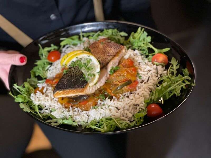 Lachsfilet auf Reis mit Ratatouille 