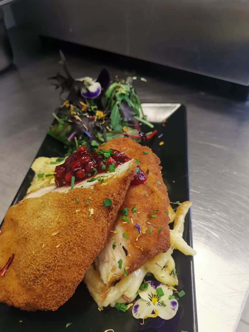 Gebackene Hähnchenbrust auf Käsespätzle mit Wildkräutersalat 