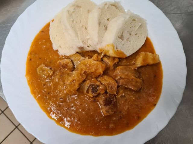 Szegediner Gulasch mit böhmischen Knödeln