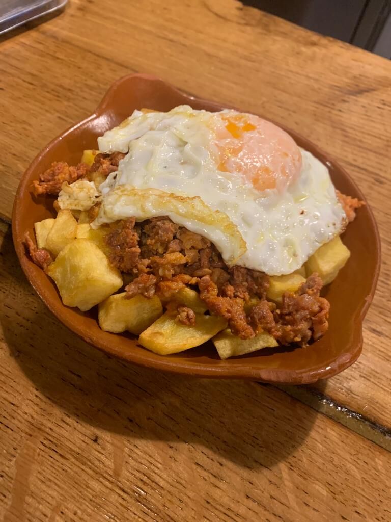 Picadillo, patatas y huevo frito.