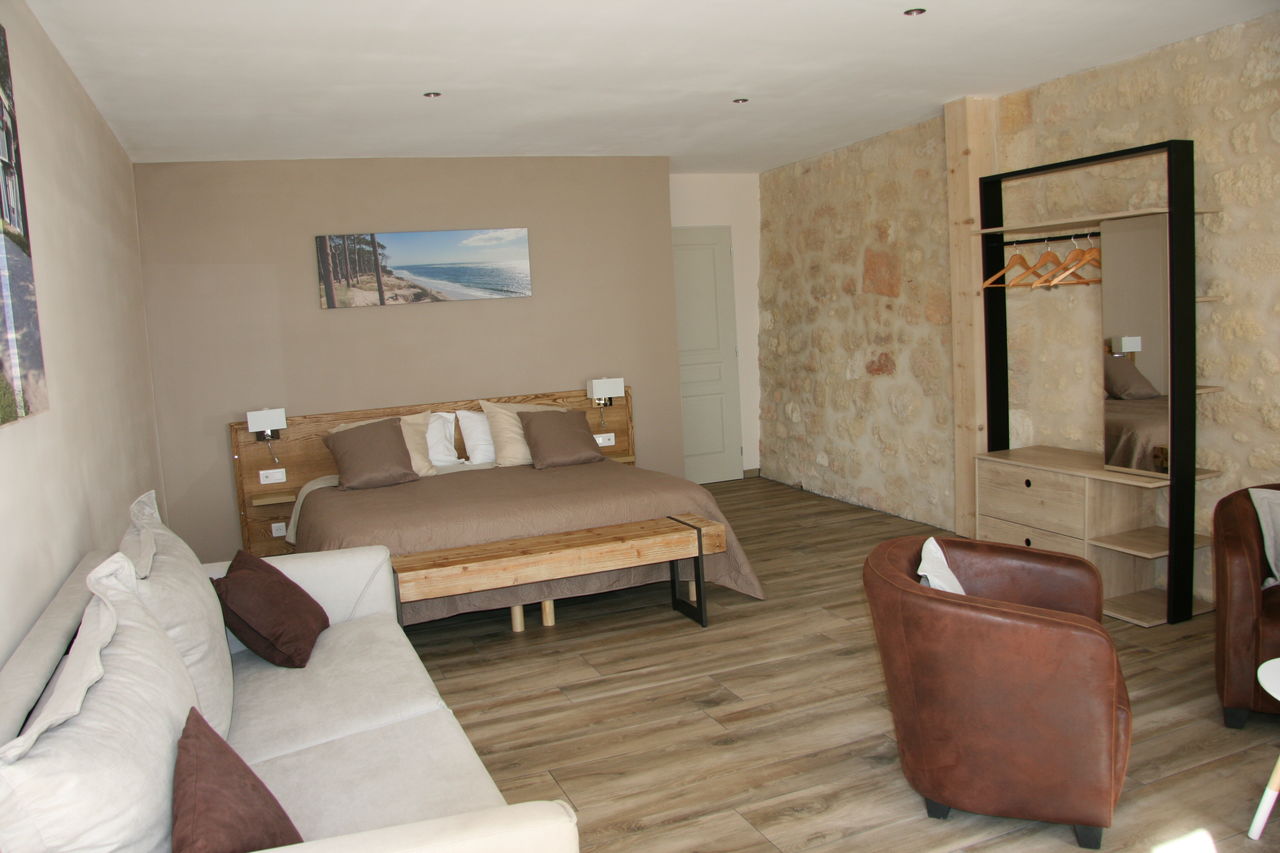 Chambre 2015. (Room 2015).