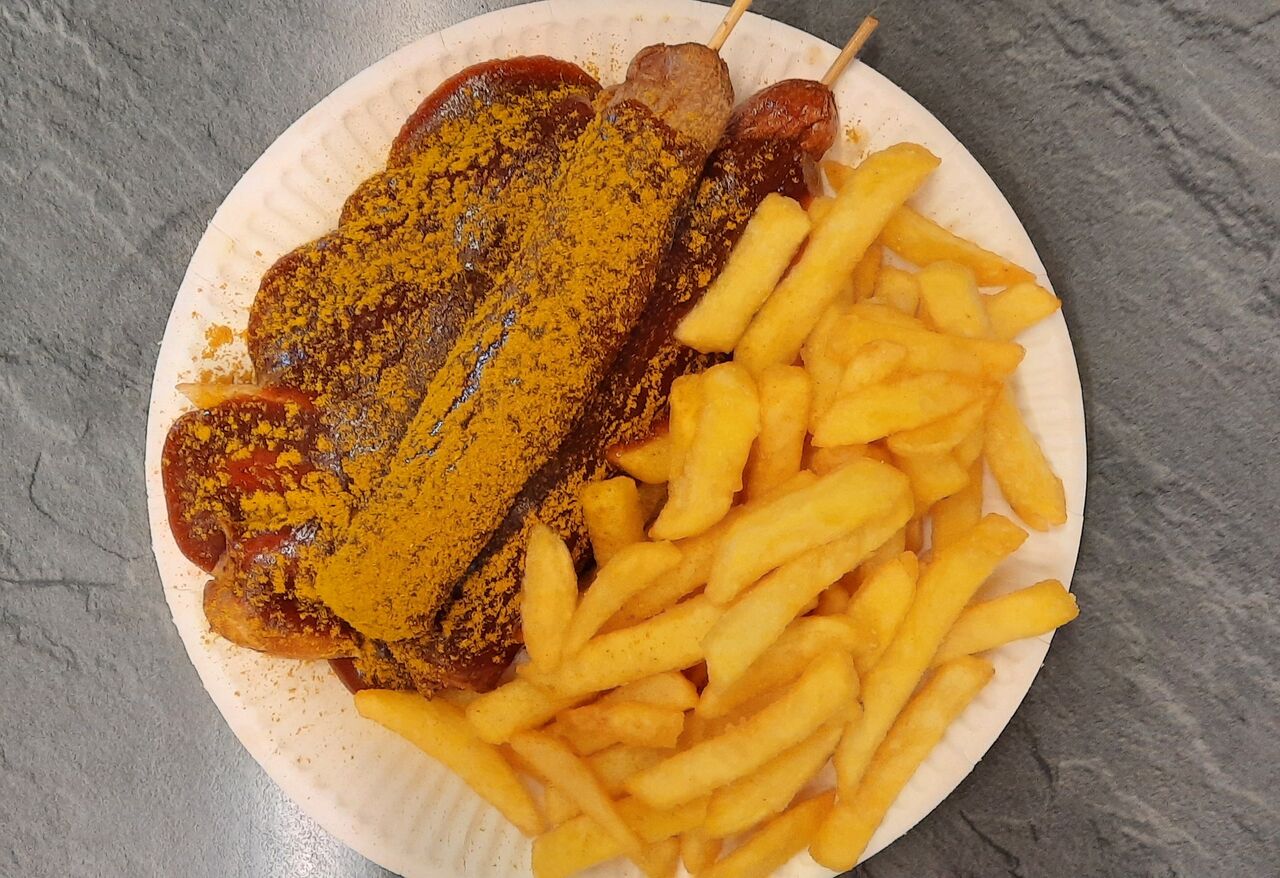 Curry Combi mit Pommes