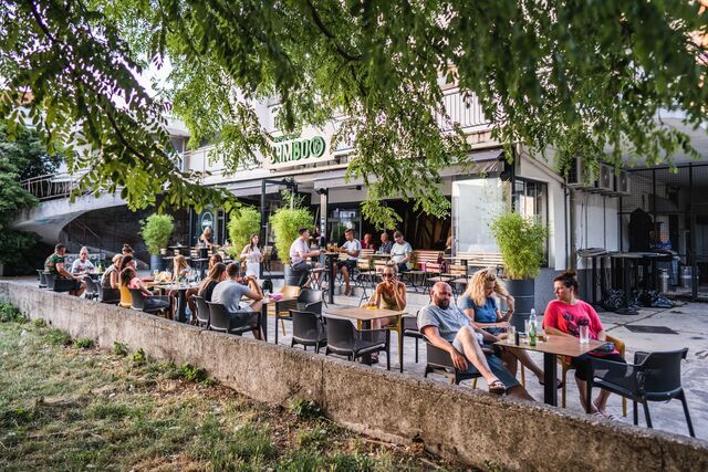 Naša terasa ovog ljeta postala je pravo mjesto susreta svih riječkih generacija. 