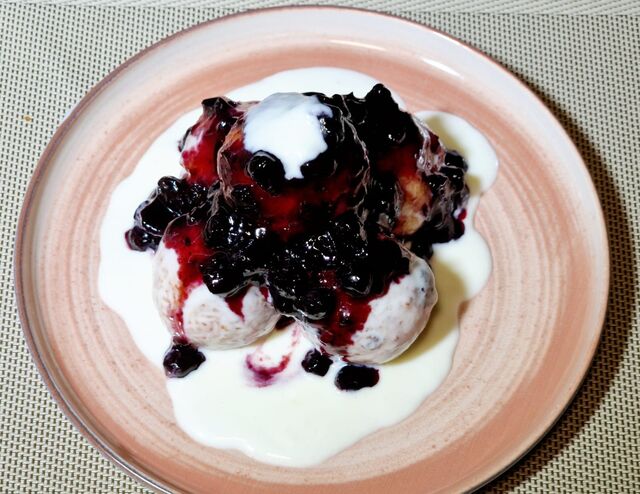 Papanasi cu smantana si dulceata de afine