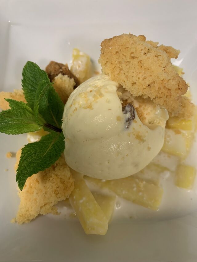 Salade d'ananas, glace rhum raisin, sablé breton