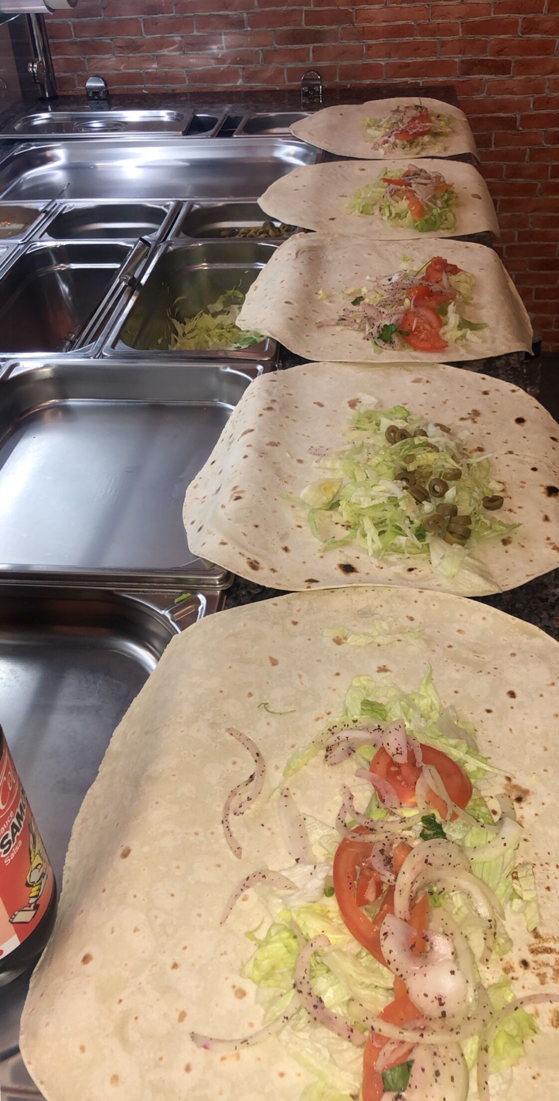 Étape 1 : Préparation des kebab galettes visible sur place à travers notre vitrine. 