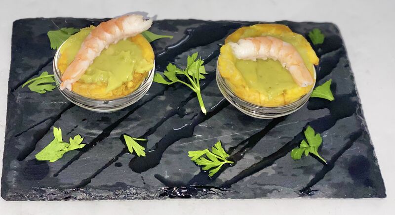 Tostones rellenos de guacamole con gambas 