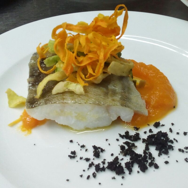 Bacalao confitado a baja temperatura, sobre lecho de compota de calabaza y tierra de olivas negras
