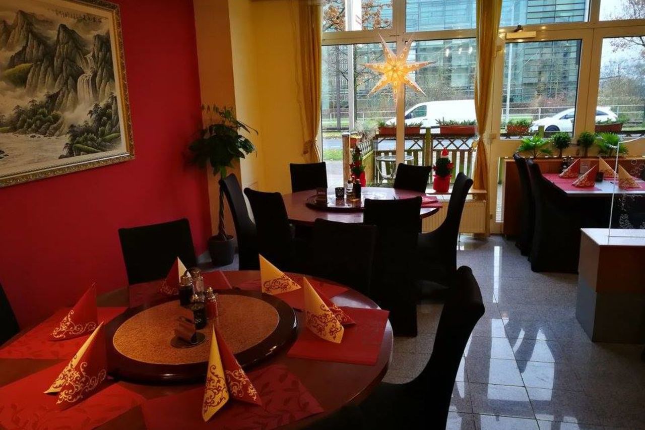 2 Runde Tische mit Drehplatte in der Mitte