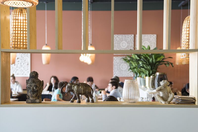 Une ambiance moderne et cosy aux touches asiatiques pour votre déjeuner ou dîner