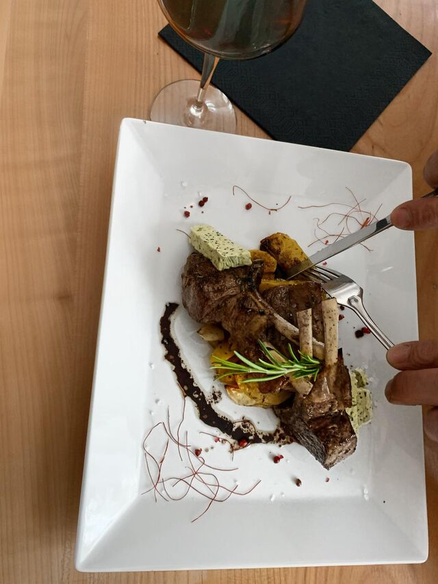 Lamm- Grillteller, Variation aus Lammkrone und Lamm hüfte in Balsamicojus und Kartoffelspalten 