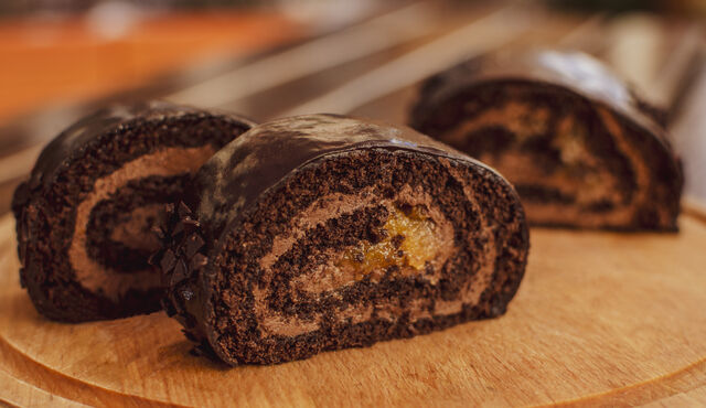 Рулет Прага - шоколадний бісквіт, абрикосовий джем, вершково-шоколадний крем, шоколадна глазур.