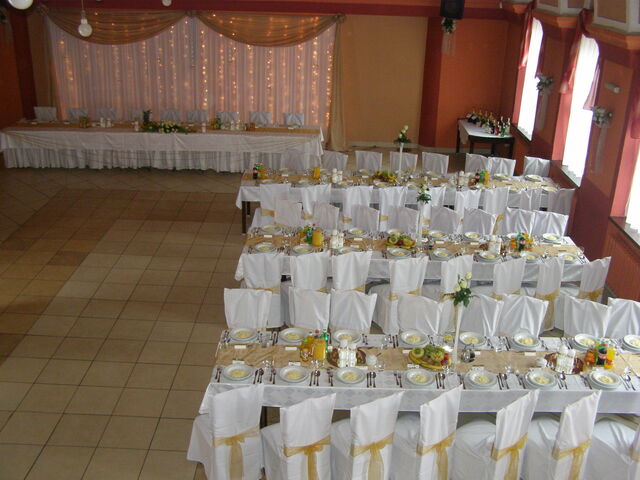 Duża sala - przykładowe ustawienie stołów na przyjęcie weselne.