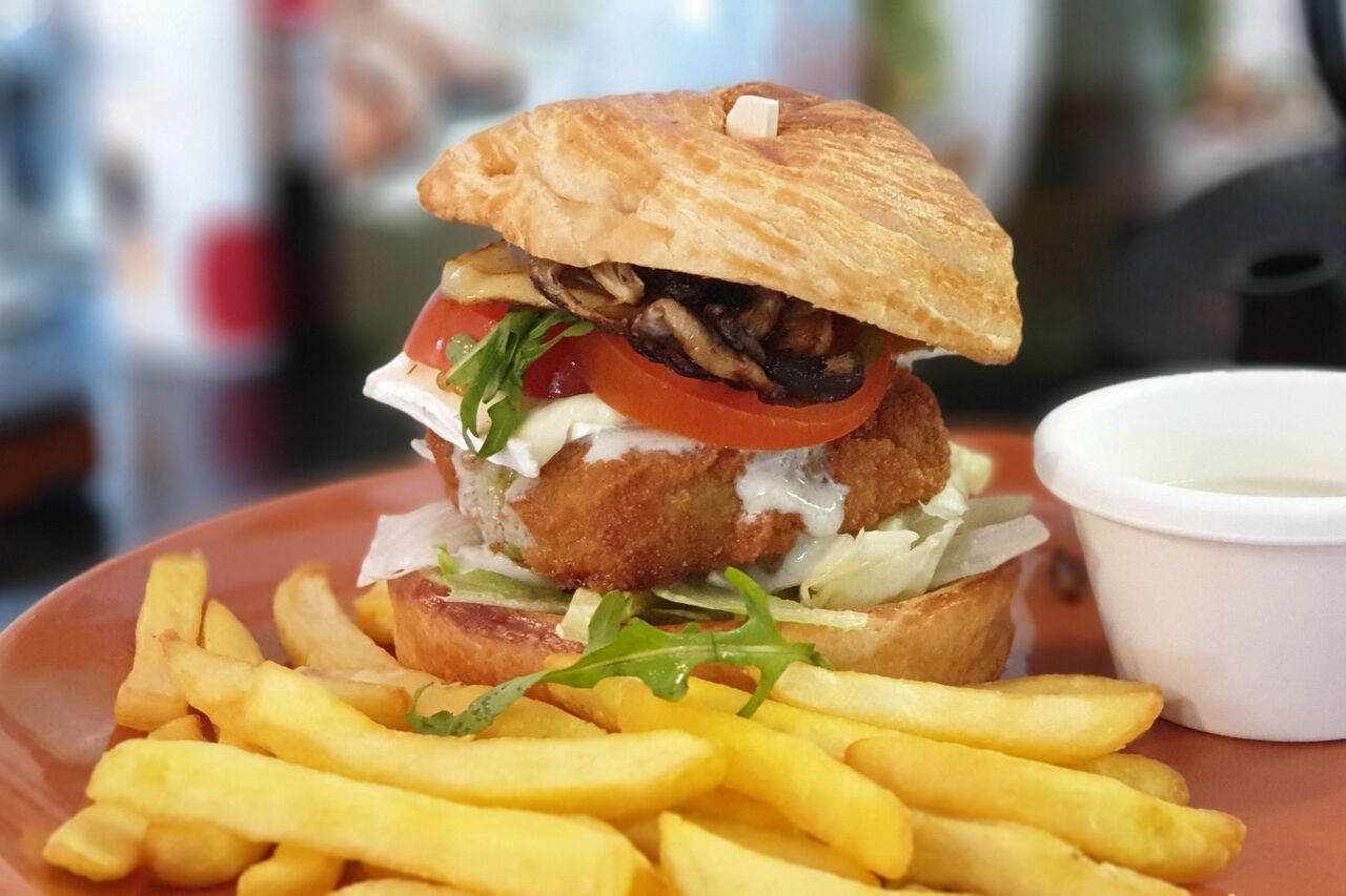 Burger Normand
Steak haché race Normand 150g, camembert, bacon, tomate, pomme cuite,
salade, sauce au roquefort.